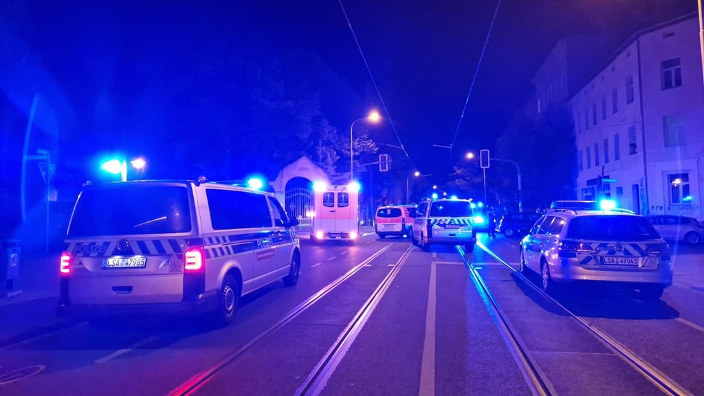 In der Torstraße in Halle haben sich fünf Männer mit Tischen und Stühlen geprügelt.