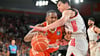 Ulms Karim Jallow (l.) im Duell mit Bayerns Vladimir Lucic.