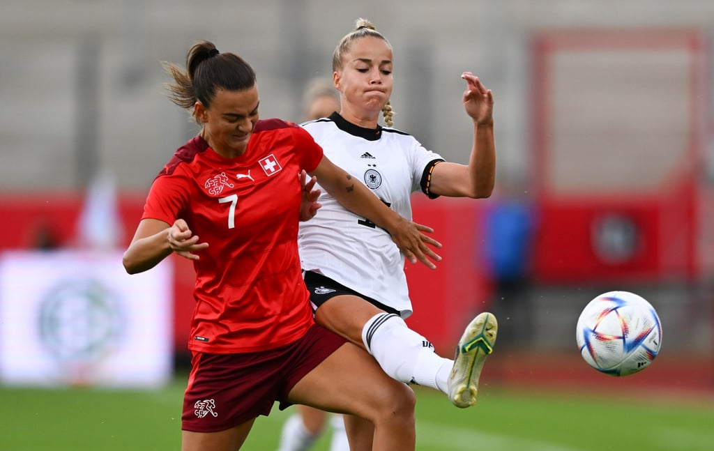 Die Schweizerin Riola Xhemaili (l) wechselt vom VfL Wolfsburg zur PSV Eindhoven.