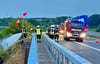 Direkt von der Autobahn A36 wird der Böschungsbrand nahe Aschersleben am späten Sonntagabend gelöscht. Für die Kameraden eine durchaus gefährliche Situation.