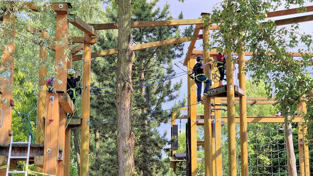 Der Hochseilgarten in Stendal ist vor und während der Sommerferien so gut wie ausgebucht. Übers Jahr verteilt nutzen tausende Kinder das Freizeitangebot auf dem Gelände des MAD-Clubs in der Wahrburger Straße.