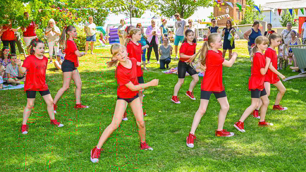 Die Tanzgruppe aus Domersleben legte beim Erdbeerfest in Schleibnitz einen Auftritt hin, der die Besucher begeisterte.