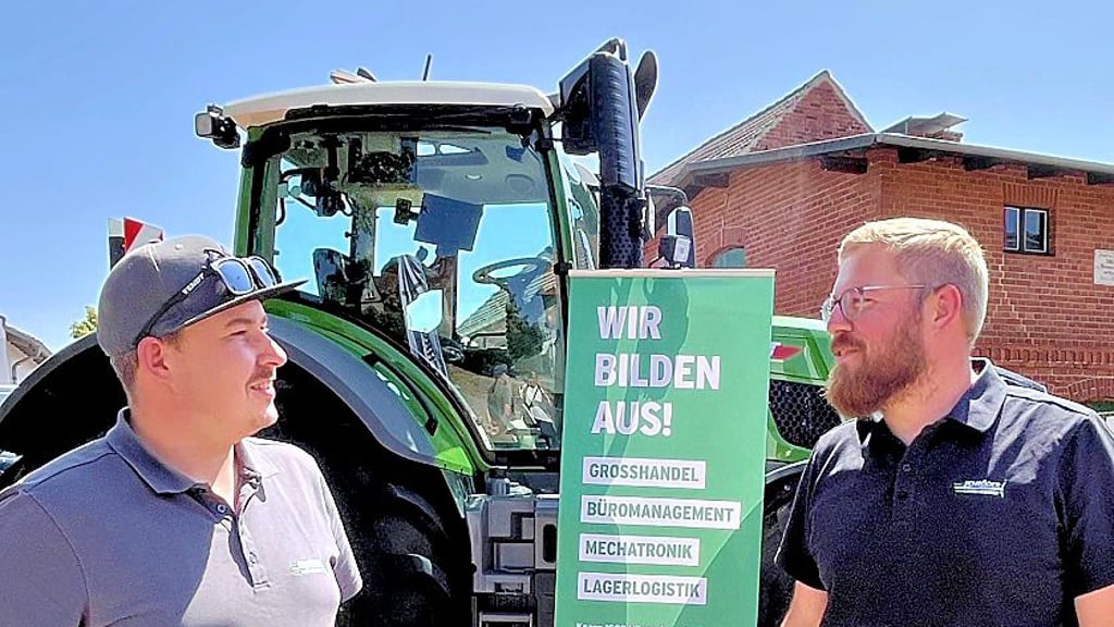 Auch große Technik ist Teil des Stadtfestes. Jesco Nagel (rechts) und Christopher Schulze sind damit vor Ort.