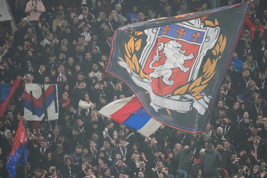 Auch für die Fans ein harter Schlag: Zwangsabstieg für Lyon.