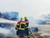 Feuerwehrleute beim Löschen des Strohdiemenbrands in Wolferstedt.