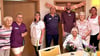 Bewohnerin Hanna Heuer (3.v.r.)  feiert ihren 101. Geburtstag mit dem Team des Humanas-Wohnparks Zielitz und Geschäftsführer Fabian Biastoch.