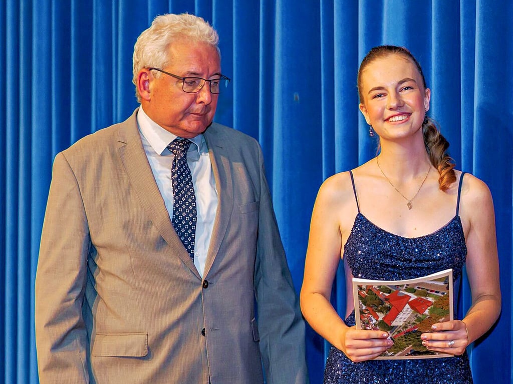 Schulleiter Steffen Schmidt vom Gymnasium in Staßfurt überreichte Cara Erdmann die Dr.-Adolph-Frank-Plakette.