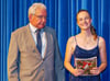Schulleiter Steffen Schmidt vom Gymnasium in Staßfurt überreichte Cara Erdmann die Dr.-Adolph-Frank-Plakette.