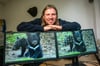 Tierparkleiter Jan Bauer mit seinen Bärenjungen