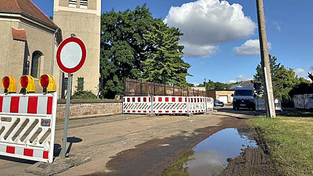 Eine große Pfütze ist nahe der Kirche entstanden.