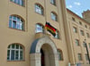Der Salzlandkreis zeigt Flagge an seinen Dienstgebäuden. Auch in Bernburg am Karlsplatz. 