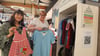 Christin Hinz und Bianca Nehrkorn beim Aufstellen des ersten Wear-Share-Kleiderschranks zum Tauschen von gebrauchter Kleidung im Blankenburger Marktkauf.