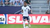 Omari Hutchinson kickt für die U21 von England.