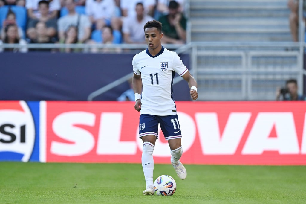 Omari Hutchinson kickt für die U21 von England.