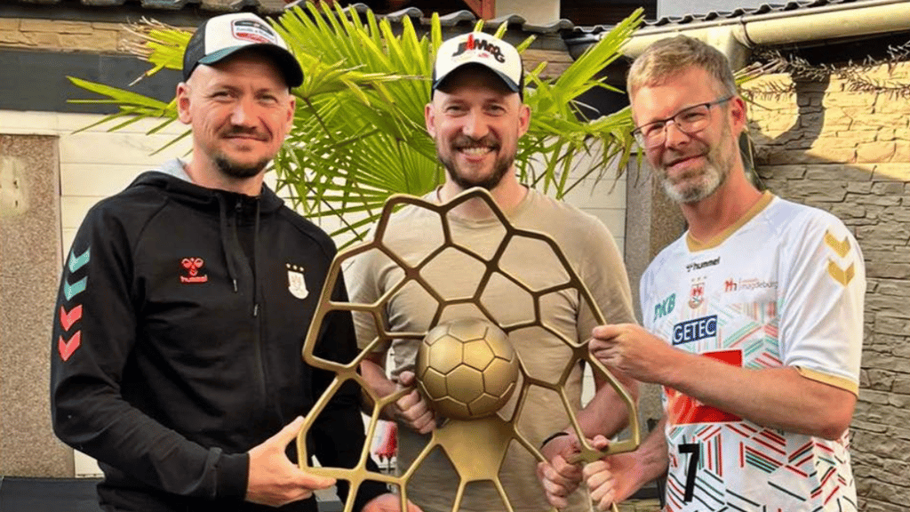 Yves Grafenhorst (Mitte) brachte den Champions-League-Pokal in seine alte Heimat nach Westeregeln. Darüber freuten sich nicht nur die SCM-Fans Steffen Körtge (l.) und Rene Loewe.