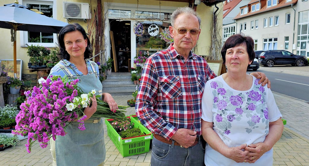 Susann Frauendorf betreibt das Bad Lauchstädter Blumenstübchen in der Merseburger Landstraße. Ihre Eltern, Hedi und Eckard Frauendorf, unterstützen sie dabei tatkräftig.
