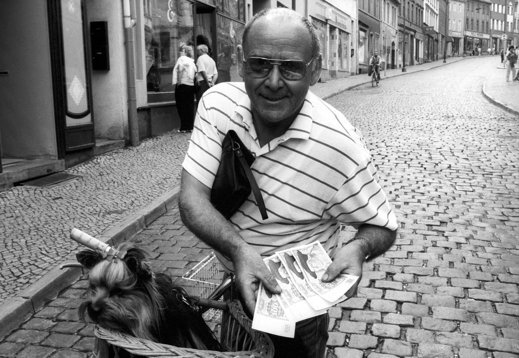 Gerade umgetauscht und sehr stolz darauf: Dieser Mann in Bernburg hat gleich richtig abgehoben.