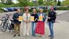 Rüdiger von Schnurbein, Irene Mihlan, Elberadwegkoordinatorin Julia Müller, Cathleen Lüdicke und Thomas Mohr (v.l.) freuen sich über die Zertifizierung  am Kloster Jerichow: Der Parkplatz gilt als besonders fahrradfreundlich für Touristen, die eine Tour an der Elbe machen möchten. 