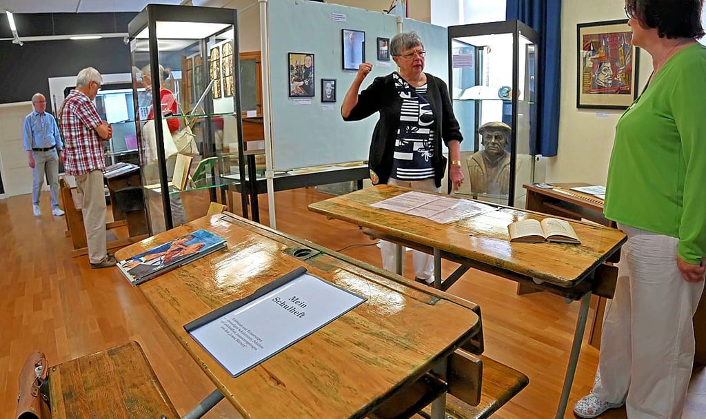 In der Schulausstellung kann Platz genommen werden.