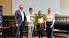 Staatssekretär für Kultur Dr. Sebastian Putz überreicht Urkunde und Blumen an die Preisträger.