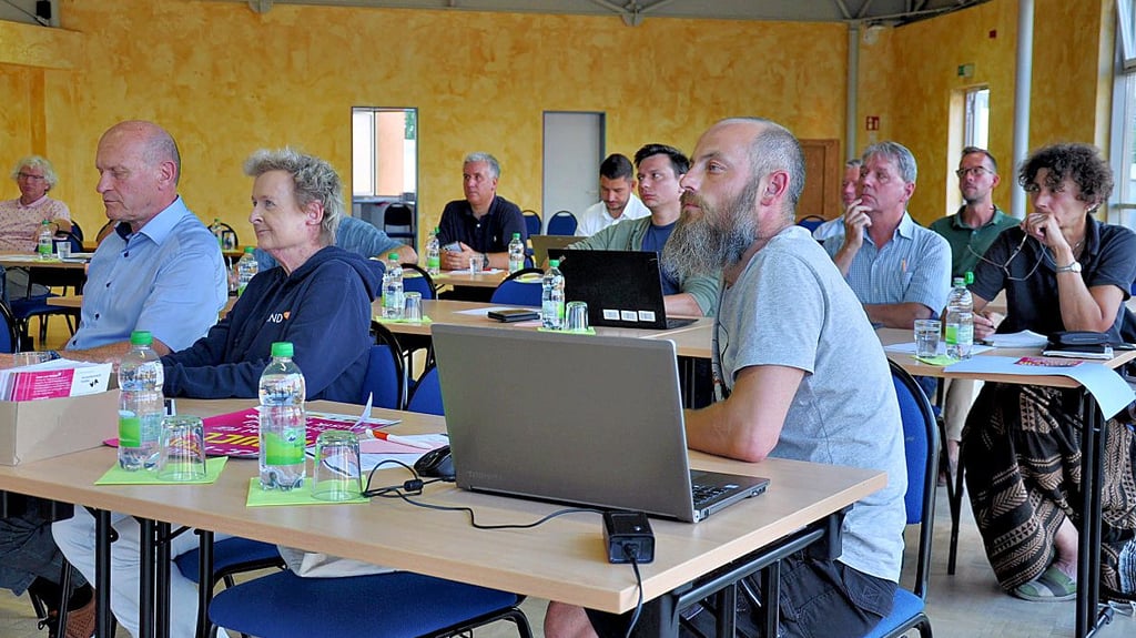 Die Mitgliederversammlung der Aktionsgruppe „Altmark Mitte“, hier im September 2024 in Bismark, legt am Montag fest, welche Projekte sie zur Förderung empfiehlt (vorn von links): Horst Blum, Corinna Köbele, Max Heckel.