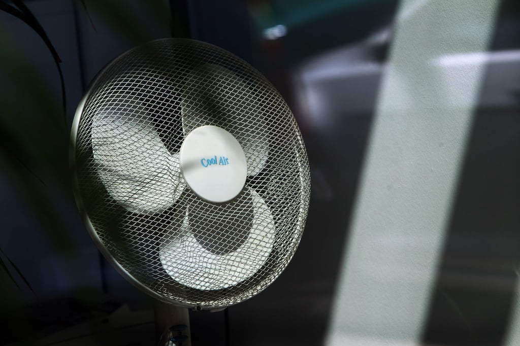 Hitzefrei im Job gibt es grundsätzlich nicht! Doch Ventilatoren, Jalousien oder flexible Arbeitszeiten sind mögliche Maßnahmen bei großer Hitze.