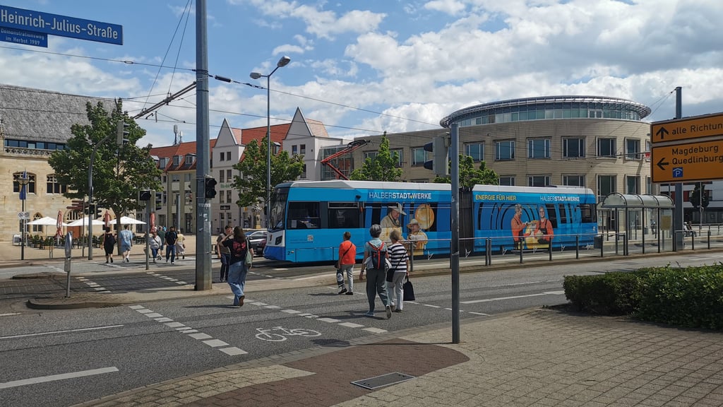 Nicht an allen Straßenbahnhaltestelle sind Fahrgäste so sicher wie am Holzmarkt in Halberstadt.