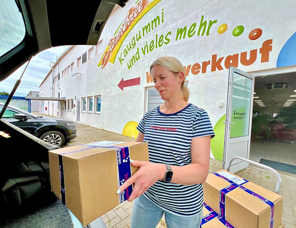 Bernburgs Kaugummihersteller klagt ebenfalls über Probleme mit der Postzustellung. Ramona Wohlgemuth fährt deshalb immer öfter nicht abgeholte Pakete des Unternehmens selbst in die Post-Filiale.