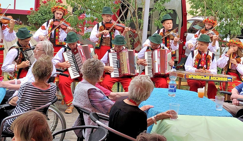 Mit einem Konzert erfreute der ukrainische Chor aus Welykyi Bytschkiw am Montag Senioren in der Schillstaße