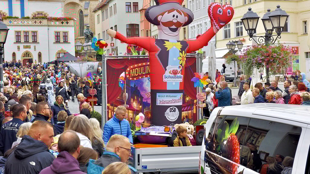 Solche geschmückten und gestalteten Fahrzeuge wird es im diesjährigen Wiesenfestumzug nicht geben.
