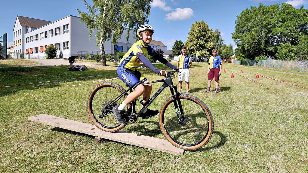 Unter den Augen der „White Rock“-Mitglieder Nick Planert und Steffi Kliewe (im Hintergrund) absolviert Schüler Jakob Drechsler den Fahrradparcours.