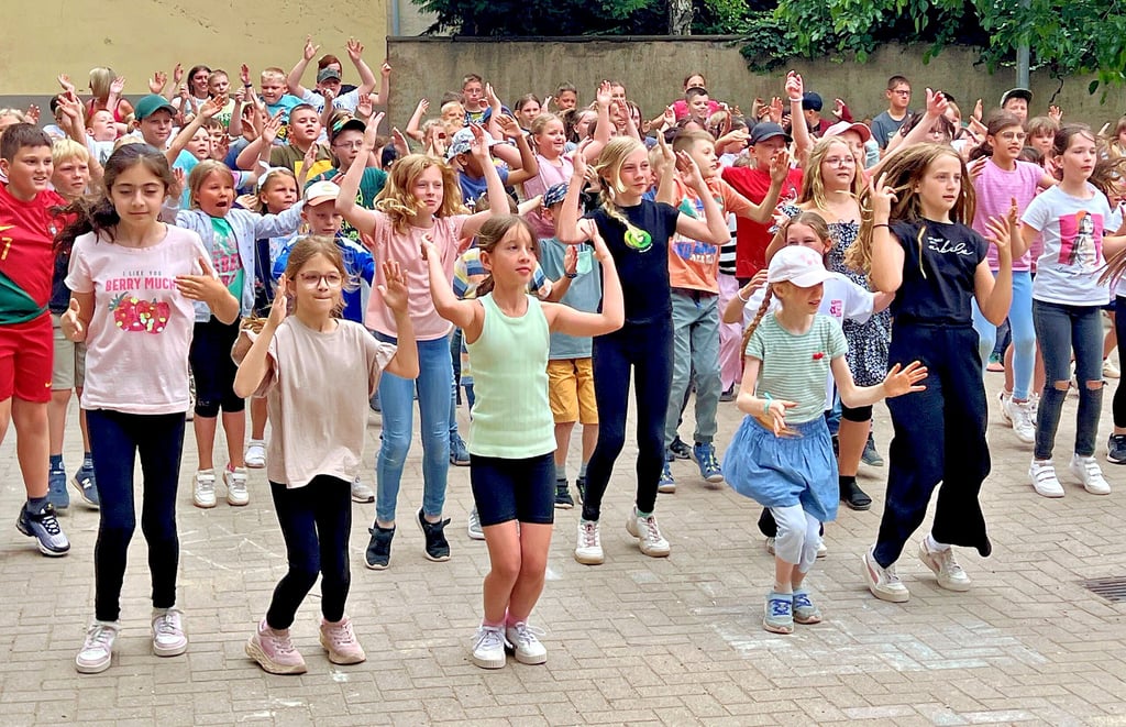 Ein imposantes Schauspiel – alle Kinder der Diesterweg-Grundschule tanzt anlässlich des Abschluss des Projekttags auf dem Schulhof.