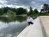 Wieder Platz am Wasser: Nach jahrelanger Sperrung sind die historischen Treppen am Westufer des Adolf-Mittag-Sees wieder zugänglich. Drei großzügige Stufen laden zum Verweilen ein.