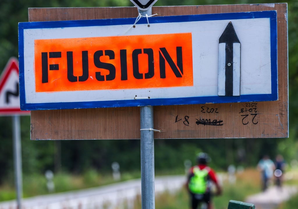 Die An- und Abreise zum und vom Fusion-Festival könnte für Bahnreisende teils eine Herausforderung werden (Illustration).