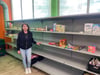 Vor weitgehend leeren Regalen: Jacquelin Gottschalk, Leiterin der Tafel in Halle. Nicht nur die hallesche Einrichtung erhält von Supermärkten immer weniger Lebensmittelspenden.
