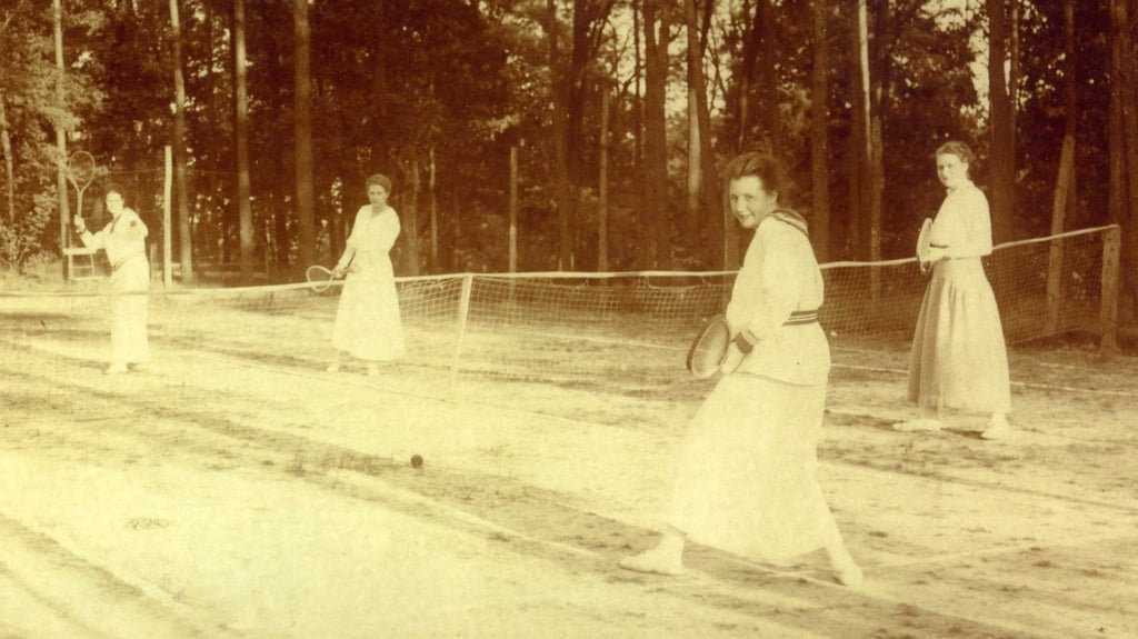 Foto aus dem Archiv des Tennisclubs: Um 1910 war der erste tennisplatz an der Gaststätte "Am Weinberg" entstanden.