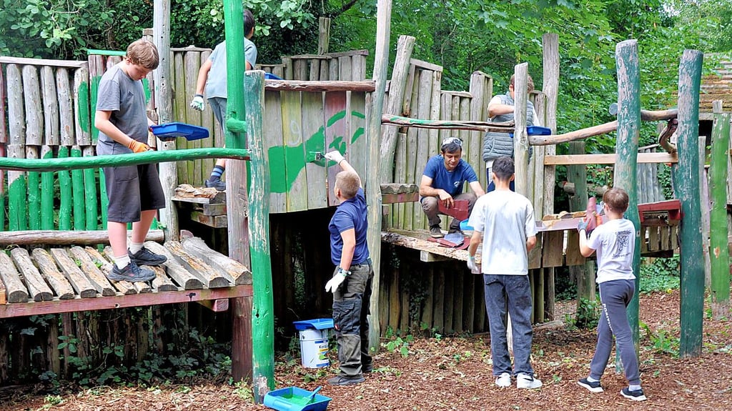Viele Hände, schnelles Ende: Die Schüler der Comenius-Sekundarschule in stendal verpassen den Holzspielgeräten einen grünen Anstrich.