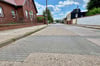 Die bucklige Betonfahrbahn der Umgehungsstraße in Baalberge zwischen Schulgasse und Durchlass in Höhe der Agrargenossenschaft wird ab 23. Juli abgefräst und bekommt eine Asphaltdeckschicht.