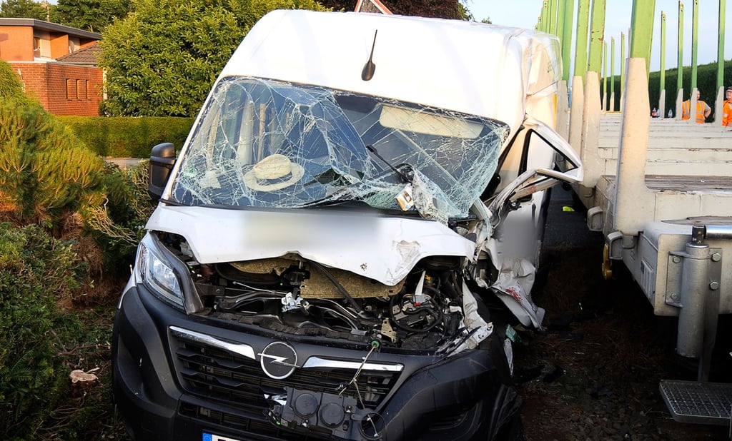 Der Transporterfahrer wurde schwer verletzt.