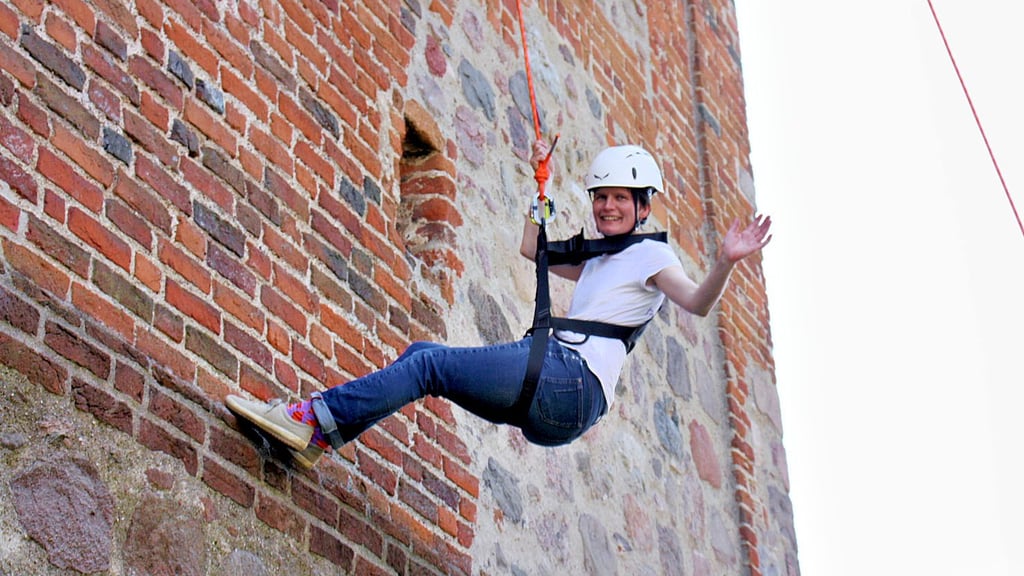 Pfarrerin Janette Obara war die erste Mutige, die sich am Arneburger Kirchturm für den guten Zweck abseilen ließ.