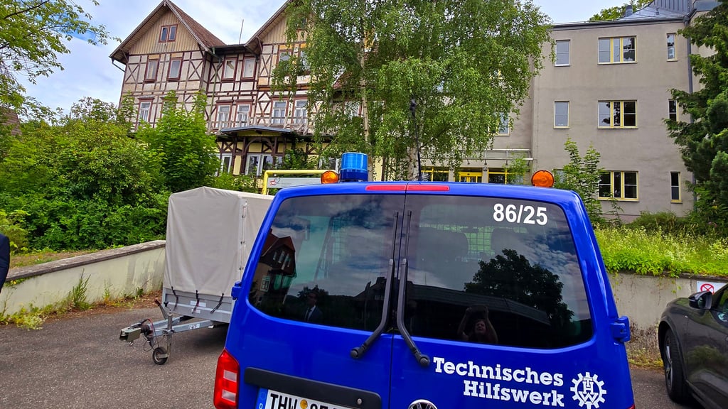 Ein THW-Wagen steht vor der leerstehenden Kinderklinik in Wernigerode. In dem Lost Place wird der Katastrophenfall geprobt.