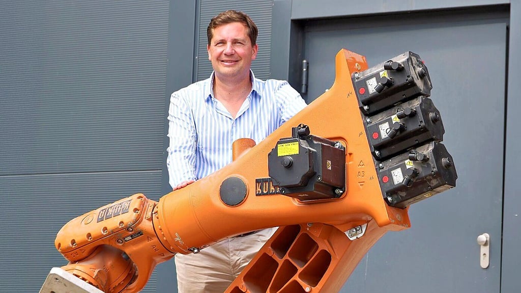 Daniel Gollmann – hier mit Roboter-Dame „Simone“ – hat mit seinem Unternehmen eine Erfolgsgeschichte geschrieben. 2026 wird die Firma 20 Jahre alt.