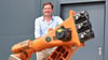 Daniel Gollmann – hier mit Roboter-Dame „Simone“ – hat mit seinem Unternehmen eine Erfolgsgeschichte geschrieben. 2026 wird die Firma 20 Jahre alt.