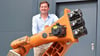 Daniel Gollmann – hier mit Roboter-Dame „Simone“ – hat mit seinem Unternehmen eine Erfolgsgeschichte geschrieben. 2026 wird die Firma 20 Jahre alt.