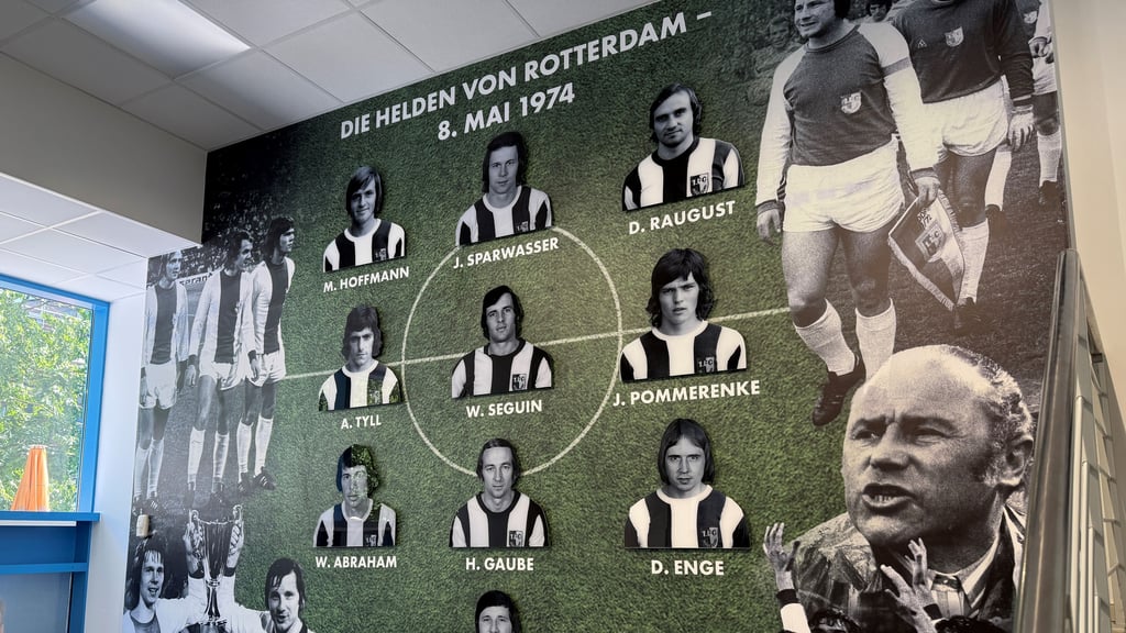 Direkt am Eingang zeigt eine ganze Wand die "74er" Helden von Rotterdam. Am 8. Mai konnte der 1. FC Magdeburg als absoluter Underdog den großen Favoriten AC Mailand bezwingen. Als einziger Verein der DDR und aus dem Osten gewann der FCM damit den Europapokal der Pokalsieger.