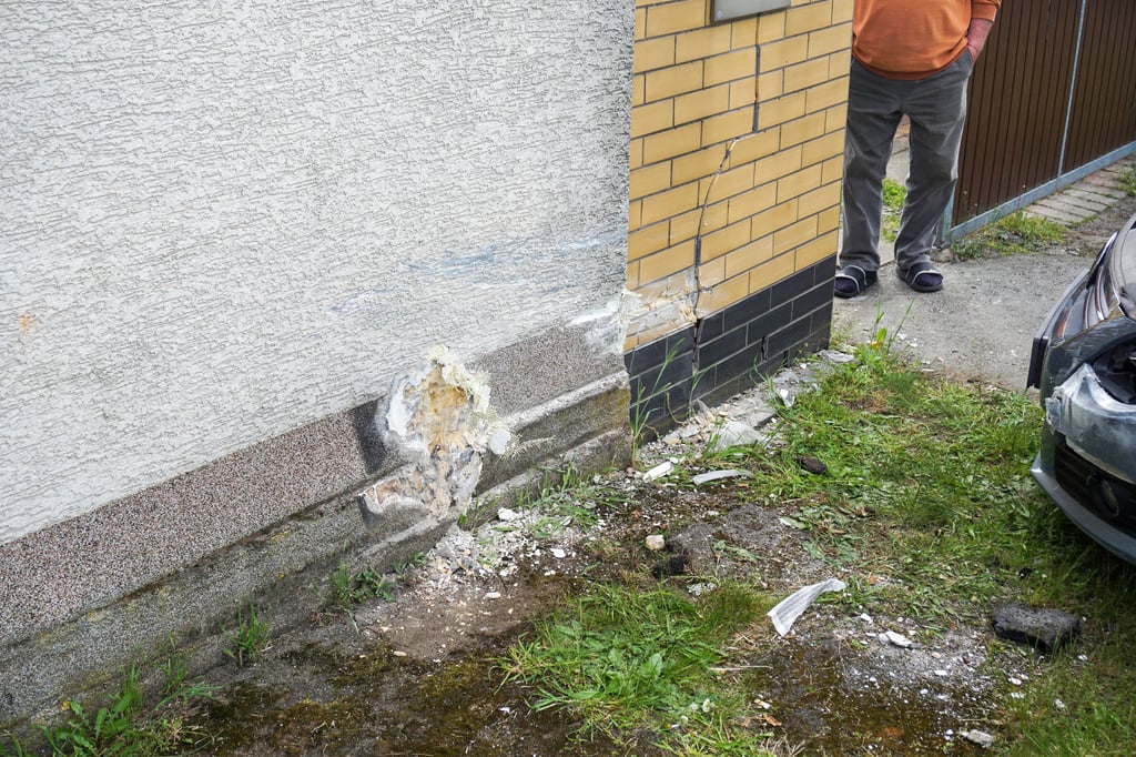 Beim Einparken kollidierte eine 82-Jährige in Roßlau mit einer Hauswand und hinterließ einen immensen Schaden.