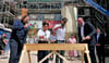 Die Verwaltung zur Praxis gezwungen: OB Sebastian Müller-Bahr, Projektleiterin Lilli Braunagel, Bauleiter Luca Bretschner und Geschäftsführer Johannes Knake (v. l.) mussten zum Hammer greifen. 