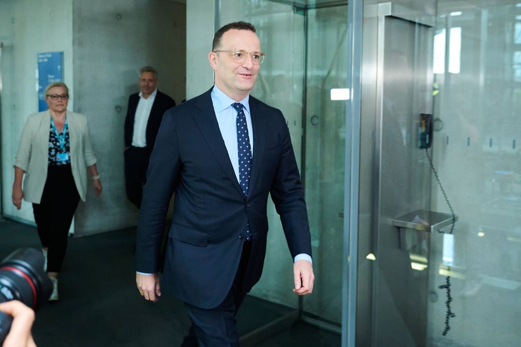 Unionsfraktionschef Jens Spahn auf dem Weg in den Haushaltsausschuss des Bundestages.