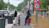 Oberbürgermeister Robert Reck und Sven Haller befahren den neuen Radweg.