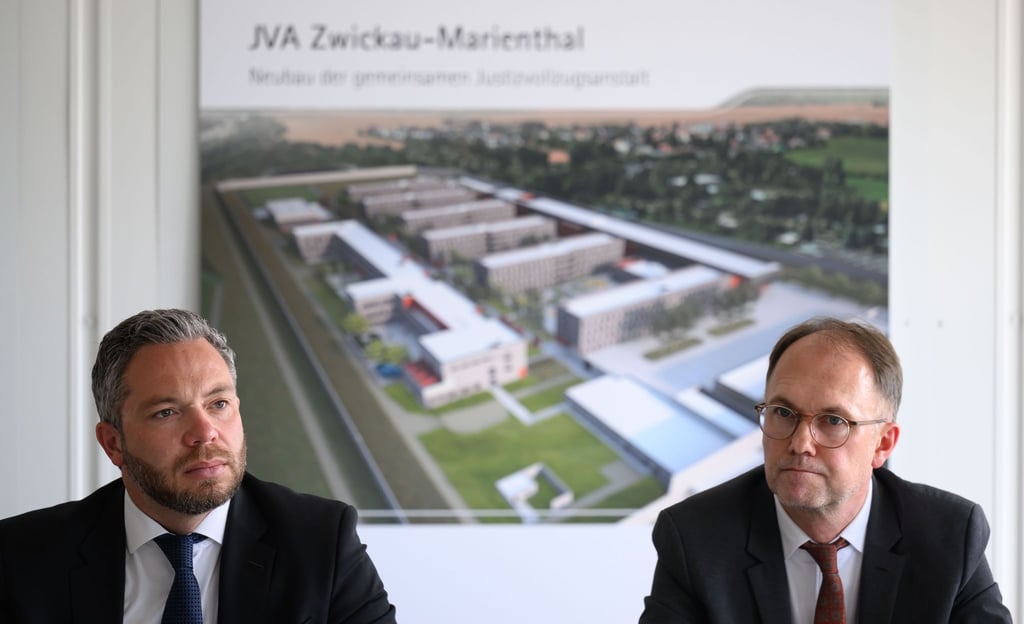 Die Staatssekretäre Sebastian Hecht (Sachsen) und Tobias Knoblich (Thüringen) informieren über den weiteren Werdegang des pannengeplagten Gefängnisneubaus in Zwickau.